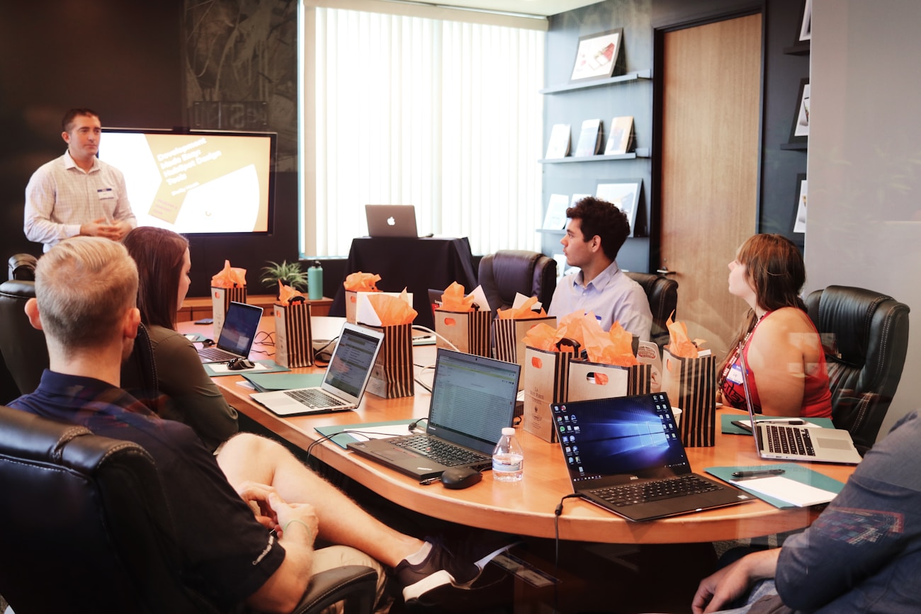 Formateur échangeant avec un groupe de professionnels